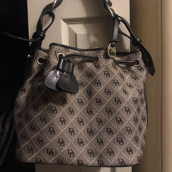 Dooney & Bourke Classic shoulder Bag - Picture 1 of 3
